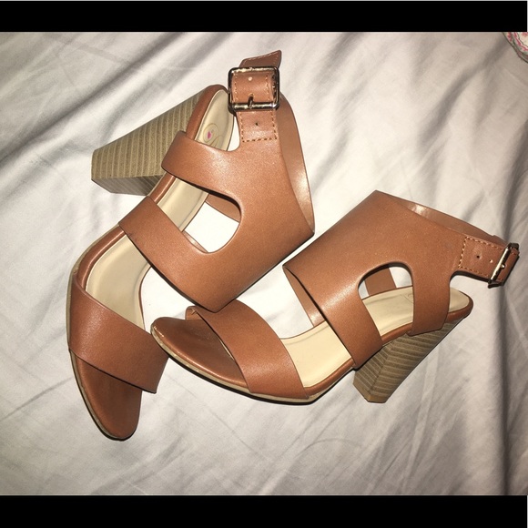 Brown heels - Picture 2 of 4